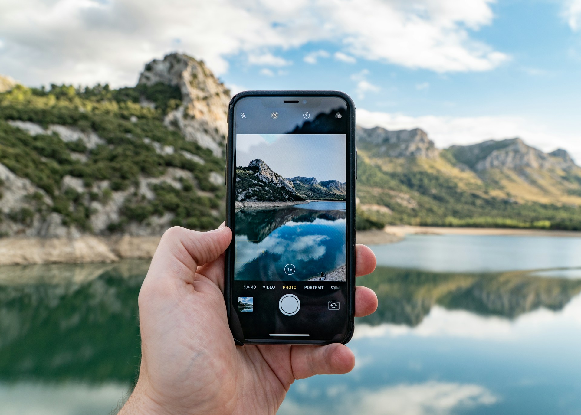 What Makes a Phone Camera Good in Low Light