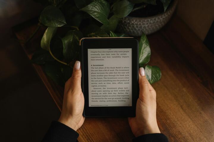 Why E-Readers Are Easier on Your Eyes Than Phones