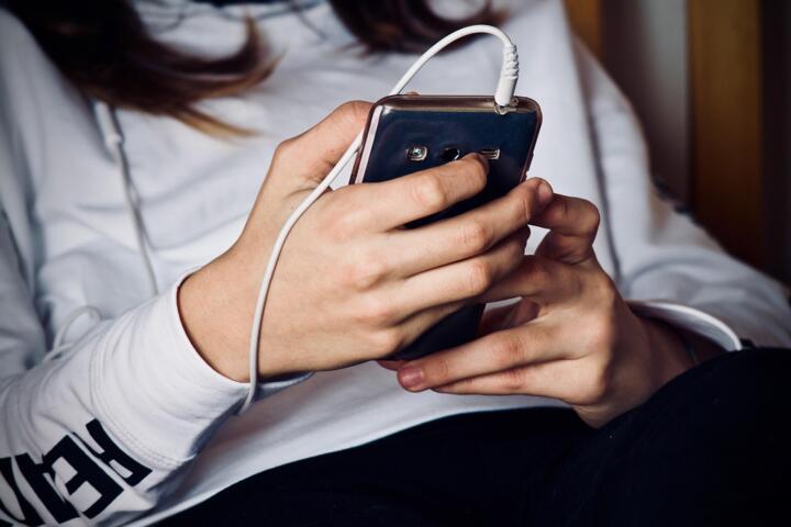 Why a Screen-Free Hour Improves Your Evening